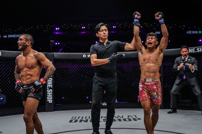 Adrian Mattheis setelah dinyatakan menang atas Alex Silva dalam ONE Championship: Lights Out, Jumat (11/3/2022) di Singapore Indoor Stadium.