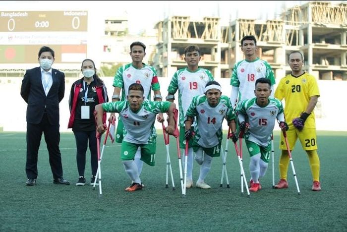 Timnas sepak bola amputasi Indonesia berpose sebelum melawan timnas Bangladesh dalam laga Kualifikasi Piala Dunia Amputasi 2022 zona Asia Timur di Stadion Kamalapur, Dhakka, Bangladesh, Sabtu (12/3/2022) mulai pukul 17.45 WIB