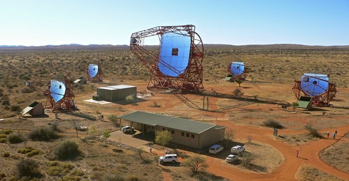 H.E.S.S. eksperimen sinar gamma lima teleskop di Namibia.
