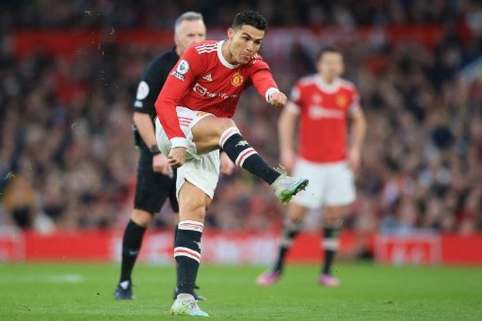 Tendangan Cristiano Ronaldo yang melahirkan gol Manchester United ke gawang Tottenham Hotspur pada duel Liga Inggris di Old Trafford (12/3/2022).