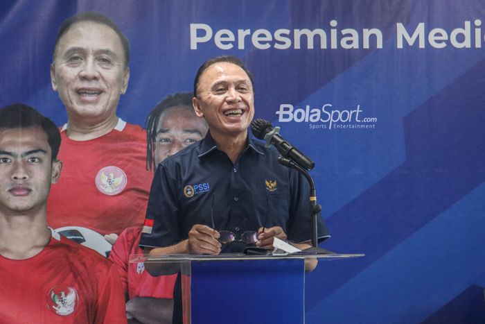 Ketua Umum PSSI, Mochamad Iriawan, nampak tersenyum saat memberikan keterangan kepada awak media di GBK Arena, Senayan, Jakarta, 14 Maret 2022.