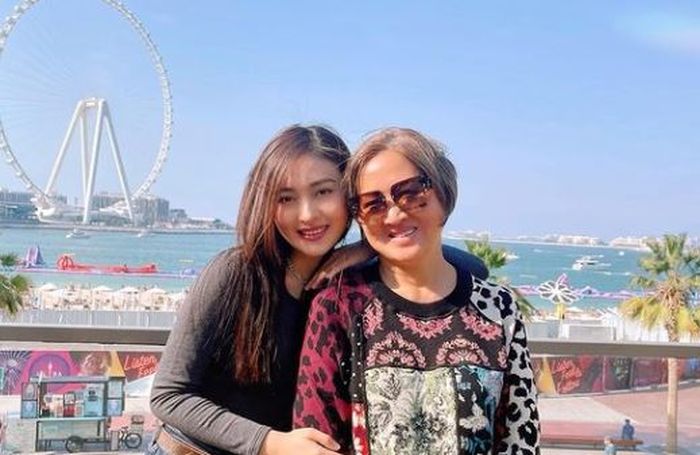 Tengok penampilan ibunda Natasha Wilona yang sederhana dan tak neko-neko!