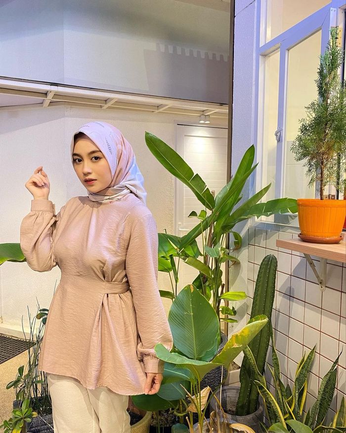 Penampilan berhijab Nabilah Ayu yang terlihat manis dan santun.