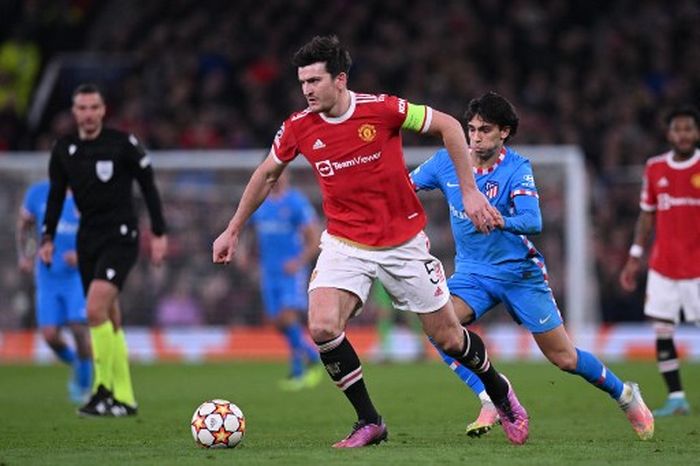 Harry Maguire saat beraksi dalam partai Liga Champions antara Manchester United vs Atletico Madrid di Old Trafford (16/3/2022).