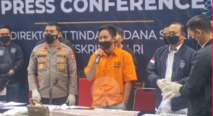 Doni Salmanan santai saat minta maaf dan juga masukkan tangan ke saku celana