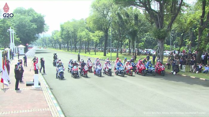 Dipimpin Presiden Joko Widodo, para pembalap melakukan start untuk iring-iringan di Jakarta, Rabu (16/3/2022).