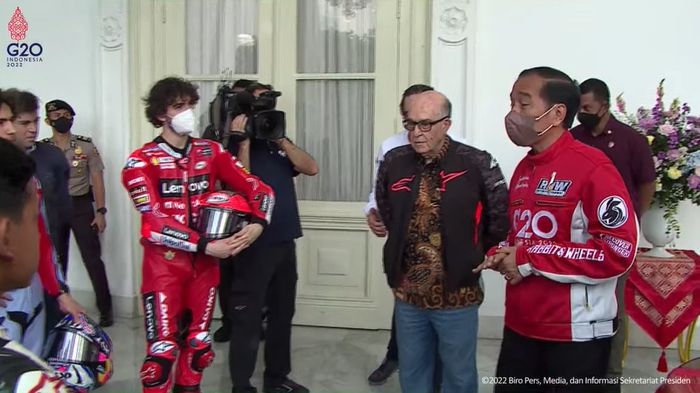 Audiensi yang dilakukan Presiden Joko Widodo di teras Istana Merdeka, Jakarta, Rabu (16/3/2022). Jamuan yang dilakukan Joko Widodo berlangsung berdiri supaya membuat nyaman para pembalap MotoGP yang menggunakan racing suit.