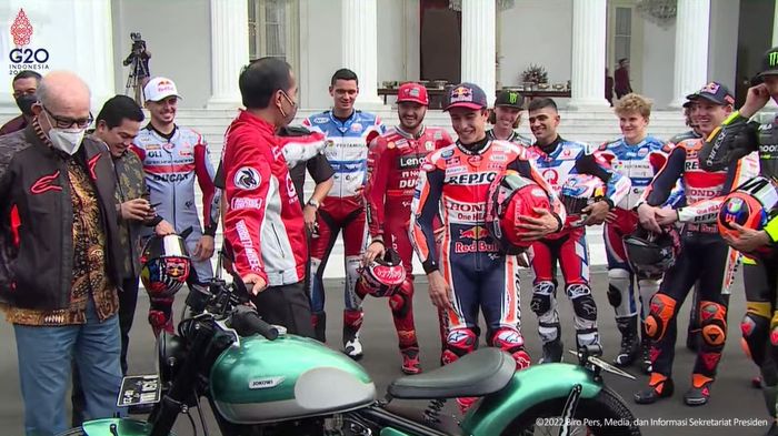 Momen ketika Presiden Joko Widodo memamerkan tunggangan Kawasaki W175 yang bisa ditungganginya mengelilingi Indonesia. Tampak para pembalap MotoGP melihat dengan antusias motor tersebut. 