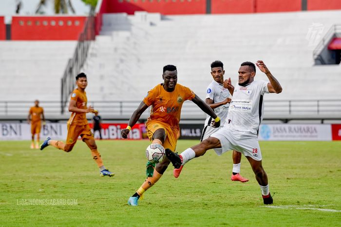 Suasana laga Bhayangkara FC melawan Persipura Jayapura pada laga pekan ke-31 Liga 1 2021-2022.