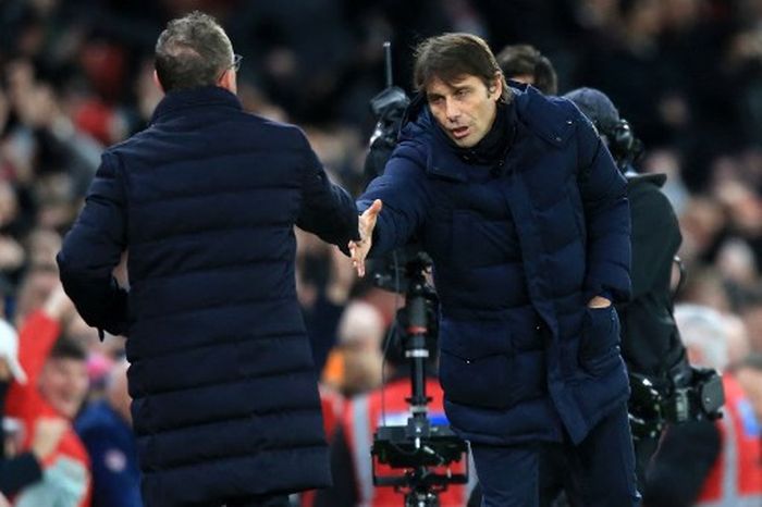 Pelatih Tottenham Hotspur, Antonio Conte, bersalaman dengan pelatih Manchester United, Ralf Rangnick, dalam laga Liga Inggris di Stadion Old Trafford, 12 Maret 2022.