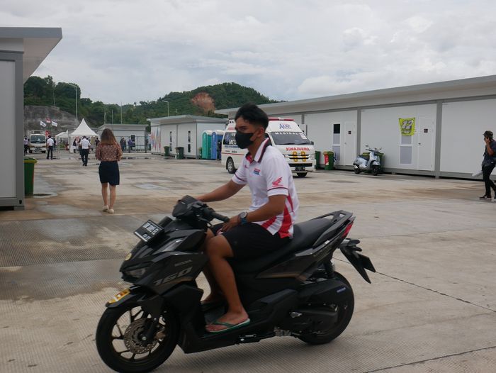 Pembalap Honda Team Asia asal Indonesia, Mario Suryo Aji, mengendarai motor di paddock menjelang kualifikasi Moto3 Indonesia. Mario sukses mencapai kualifikasi 2 pada penampilan ketiganya pada ajang grand prix.