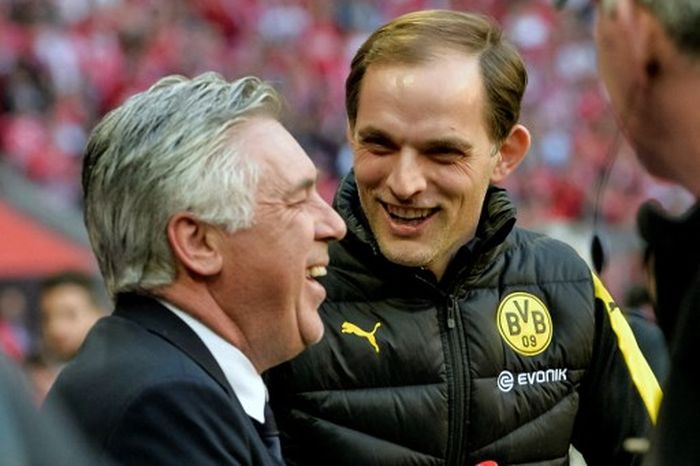 Carlo Ancelotti (kiri) berbincang santai dengan Thomas Tuchel dalam laga Bayern Muenchen vs Borussia Dortmund (8/4/2017).