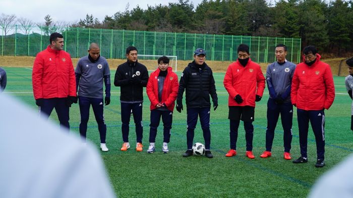 Pelatih timnas Indonesia, Shin Tae-yong dengan jajaran pelatih saat gelar latihan perdana timnas U-19 Indonesia di Korea Selatan, Sabtu (19/3/2022).