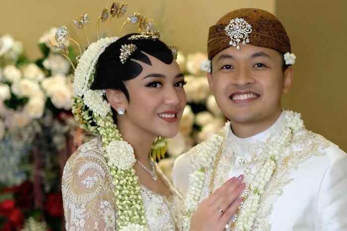 Simak profil Putri Tanjung, anak Chairul Tanjung yang disorot usai hapus foto pernikahan dengan suami.