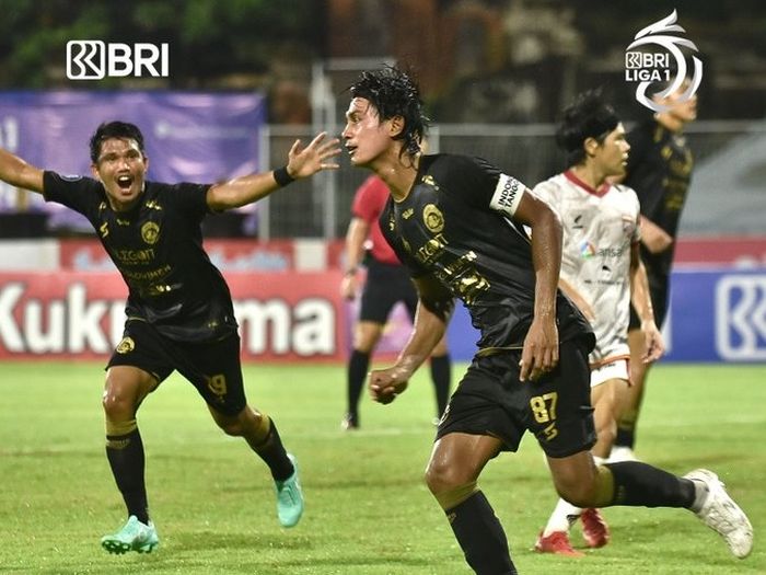 Kapten Arema FC, Johan Alfarizie, merayakan gol yang dicetaknya ke gawang Borneo FC pada pekan ke-32 Liga 1 2021-2022.