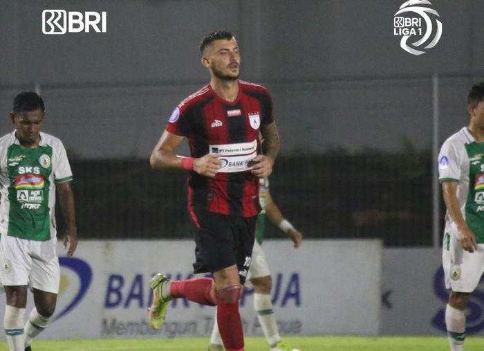 Selebrasi striker Persipura Jayapura, Yevhen Bokhasvili, usai membobol gawang mantan timnya PSS Sleman pada pekan ke-32 Liga 1 2021-2022.