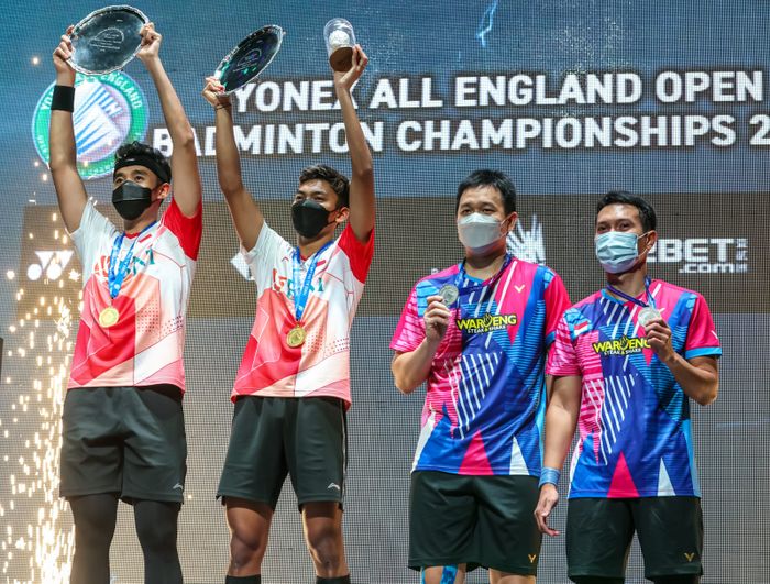 Dua pasangan ganda putra Indonesia, Muhammad Shohibul Fikri/Bagas Maulana (kiri) dan Mohammad Ahsan/Hendra Setiawan (kanan) saat keluar sebagai juara dan runner up All England Open 2022 di Utiliti Arena Birmingham, Inggris, Minggu (20/3/2022).