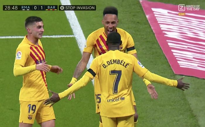 Pierre-Emerick Aubameyang dan Ousmane Dembele merayakan gol pembuka Barcelona di laga el clasico jilid II di Liga Spanyol 2021-2022.