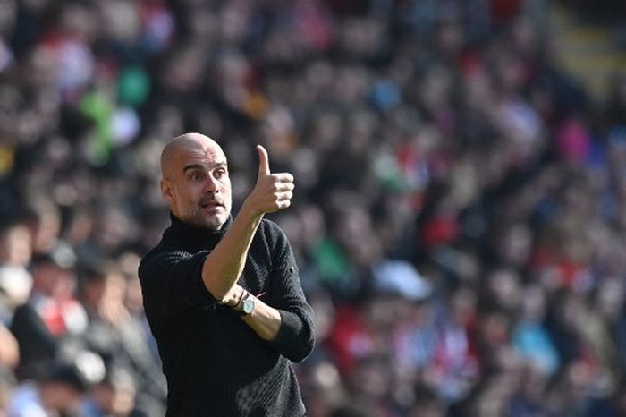 Pelatih Manchester City, Pep Guardiola, memberi instruksi kepada anak-anak asuhnya dalam laga perempat final Piala FA kontra Southampton di Stadion St. Mary's, 20 Maret 2022.