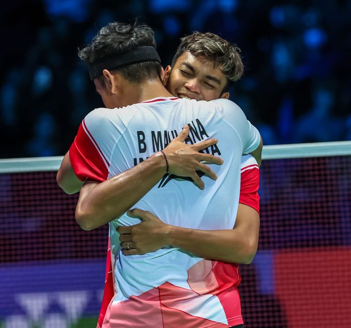 Pasangan ganda putra Indonesia, Muhammad Shohibul Fikri/Bagas Maulana, merayakan kemenangan pada All England Open 2022 di Utilita Arena, Birmingham, Inggris, Minggu (20/3/2022).