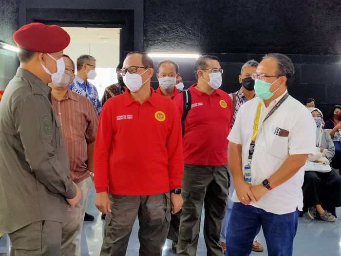 Kepala BIN Daerah DKI Jakarta (KABINDA) Mayjen TNI (Purn) Neno Hamriono meninjau pelaksanaan vaksin booster di Menara Kompas, Palmerah Selatan, Selasa (22/3/2022).