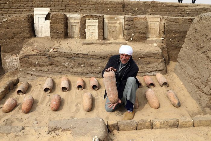 Potret guci yang ditemukan di makam kuno di Saqqara, Mesir.