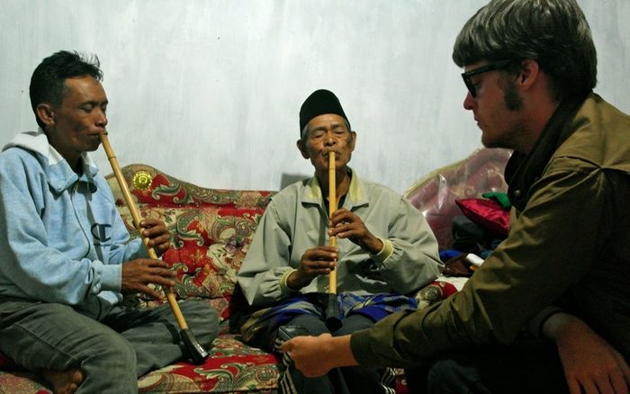 Palmer Keen sedang merekam musik tradisi di Indonesia.