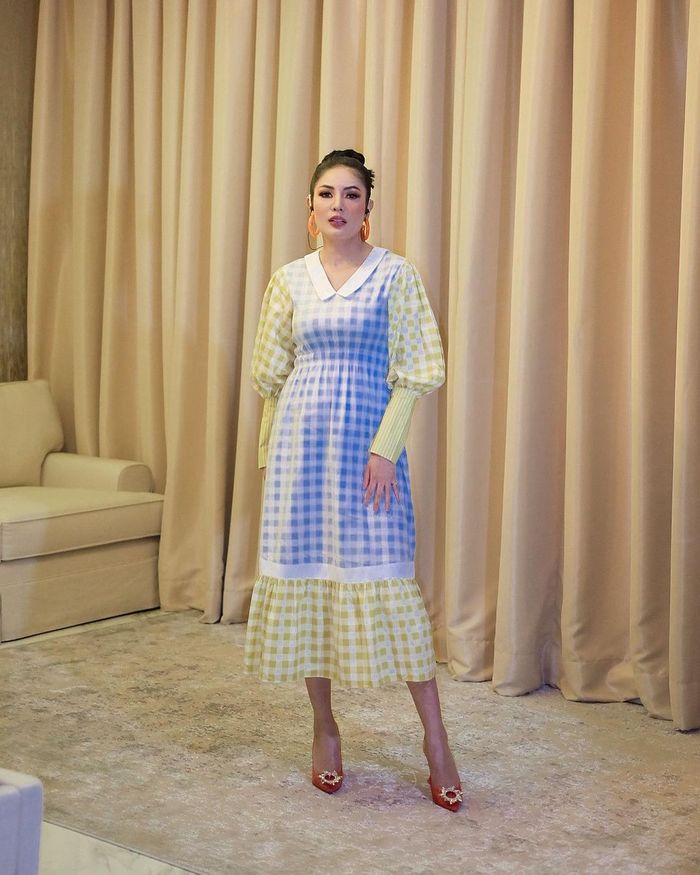 OOTD simpel kenakan dress ala Nindy Ayunda.