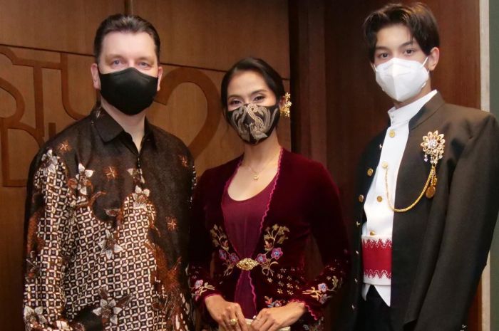 Penampilan terbaru artis cantik ini jadi sorotan netizen.