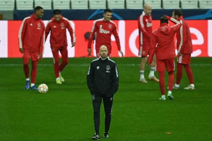 Erik ten Hag saat memimpin latihan Ajax Amsterdam di Vodafone Park, Istanbul (23/11/2021).