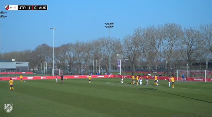 Bagus Kahfi menjadi pagar betis dalam laga Jong FC Utrecht vs timnas Australia U-23 (23/3/2022). 