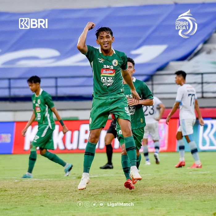 Gelandang PSS Sleman, Dave Mustaine, merayakan gol yang dicetaknya ke gawang Persela Lamongan pada pekan ke-33 Liga 1 2021-2022, Kamis (24/3/2022).