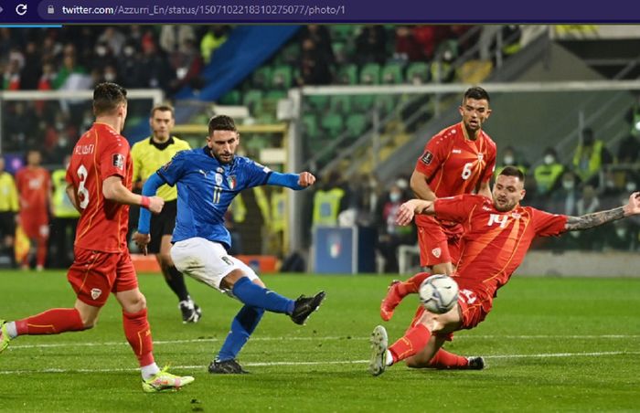 Pemain timnas Italia, Domenico Berardi, melepaskan tendangan saat menghadapi timnas Makedonia Utara dalam laga play-off Kualifikasi Piala Dunia 2022 zona Eropa di Stadion Renzo Barbera, Kamis (24/3/2022) waktu setempat atau Jumat pukul 02.45 WIB. 