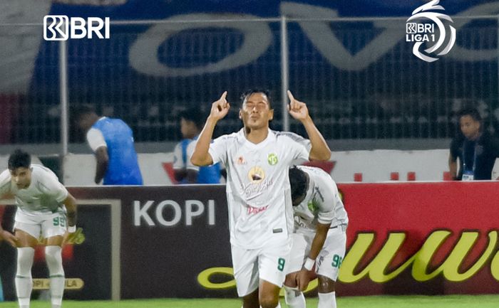Striker Persebaya Surabaya, Samsul Arif, merayakan gol yang dicetaknya ke gawang Bali United pada pekan ke-33 Liga 1 2021-2022.