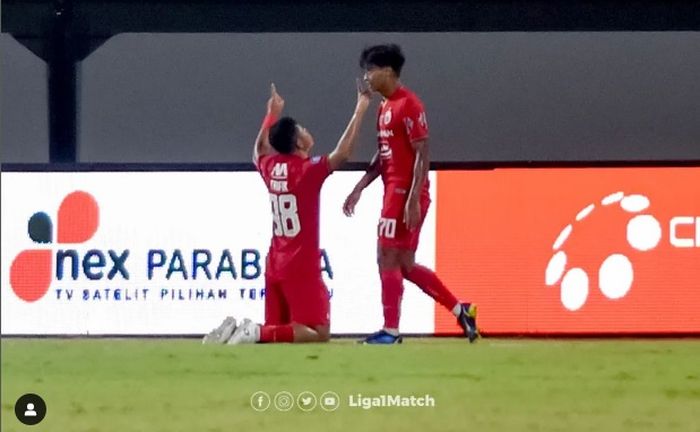 Pemain Persija Jakarta, Taufik Hidayat merayakan gol ke gawang Bhayangkara FC pada laga pekan ke-33 Liga 1 2021-2022.