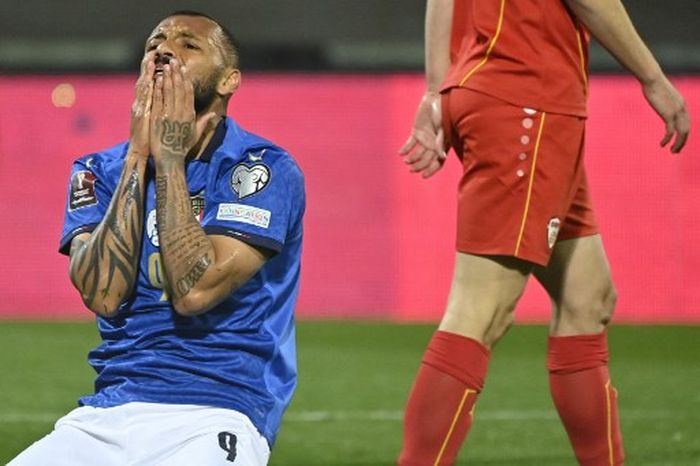 Reaksi Joao Pedro dalam partai Italia vs Makedonia Utara pada semifinal play-off Piala Dunia 2022 di Palermo (23/3/2022).