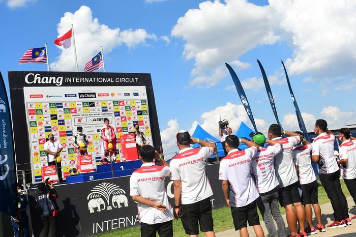 Podium ceremony Andi Farid Izdihar pada race 1 ARRC Thailand 2022 di Sirkuit Chang, Sabtu (26/3/2022)