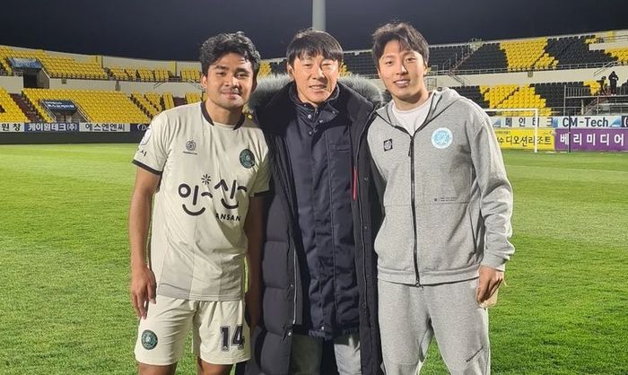 Shin Tae-yong saat mengunjungi Shin Jae-hyuk dan Asnawi Mangkualam (26/3/2022). 