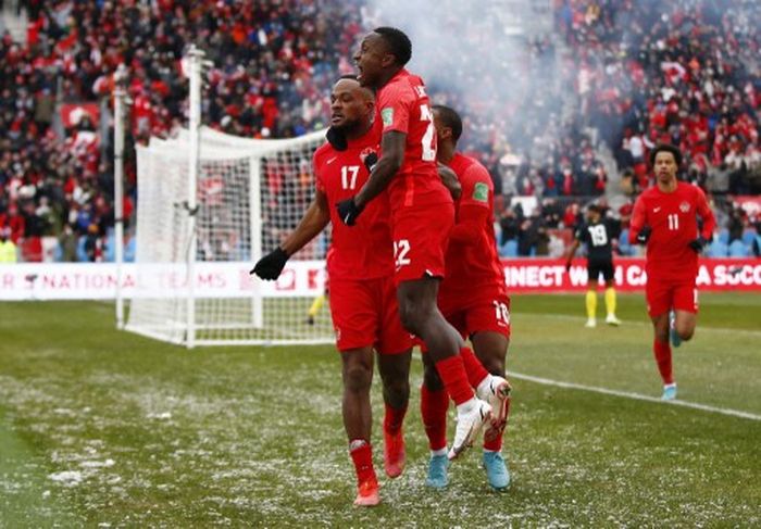 Para pemain timnas Kanada merayakan gol ke gawang Jamaika pada kualifikasi Piala Dunia 2022 di BMO Field Toronto (27/3/2022).