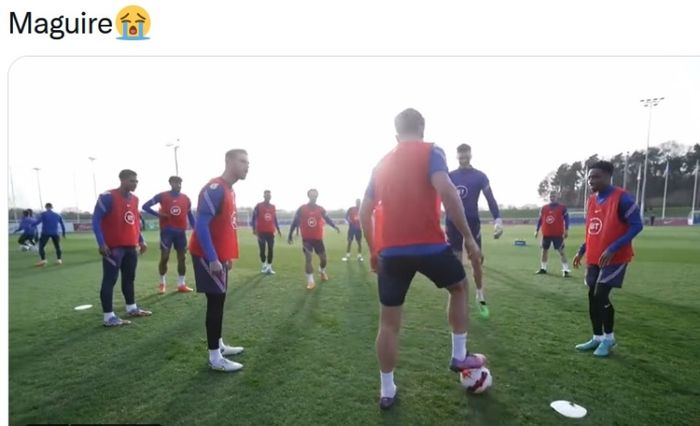 Jordan Henderson 'menyemprot' Harry Maguire dalam sesi latihan timnas Inggris.