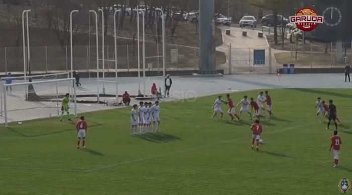 Ronaldo Kwateh saat mencetak gol free kick dalam laga timnas Indonesia U-19 vs Universitas Daegu, Minggu (27/3/2022). 