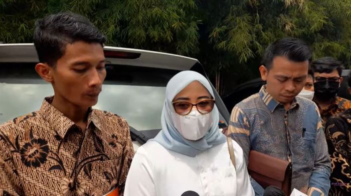 Puput saat diwawancari wartawan pasca menghadiri sidang percerainnya