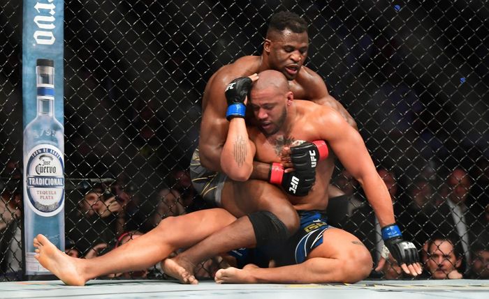 Juara dunia kelas berat, Francis Ngannou, menggunakan teknik gulat untuk mengendalikan Ciryl Gane dalam duel penyatuan gelar kelas berat pada UFC 270 di Honda Center, Anaheim, California, Amerika Serikat, 22 Januari 2022.