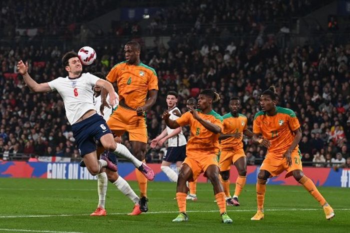 Bek timnas Inggris, Harry Maguire, berusaha menyundul bola dalam laga uji coba kontra timnas Pantai Gading di Stadion Wembley, 29 Maret 2022.