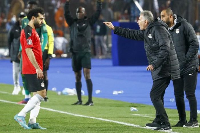 Pelatih timnas Mesir, Carlos Queiroz, memberikan instruksi kepada Mohamed Salah dalam laga putaran ketiga Kualifikasi Piala Dunia 2022 Zona Afrika kontra timnas Senegal di Stadion Cairo International, 25 Maret 2022.