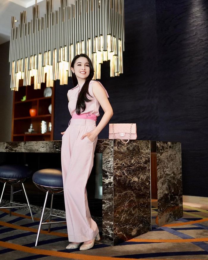 OOTD serba pink ala Sandra Dewi.