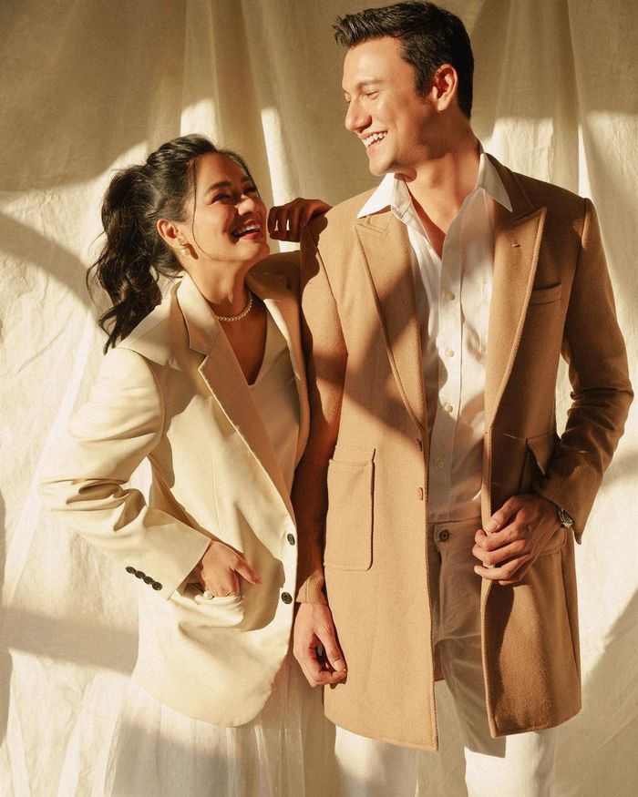 Potret kece Titi Kamal dan Christian Sugiono dalam pemotretan terbaru.