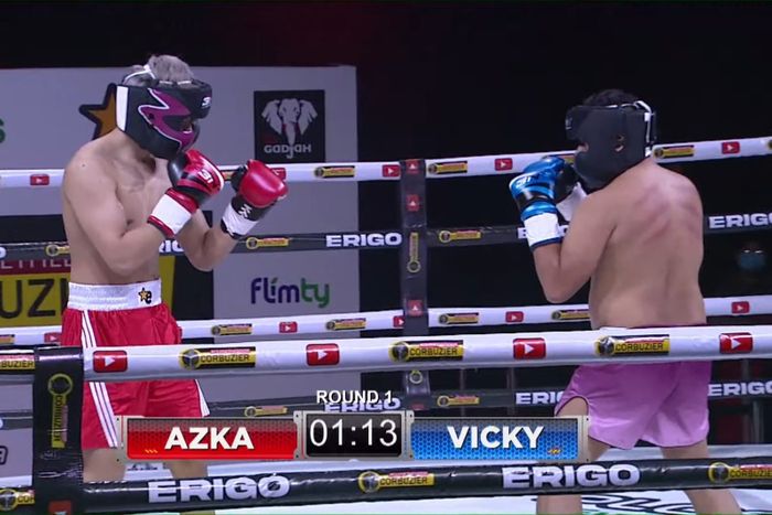 Duel tinju antara Azka Corbuzier dan Vicky Prasetyo, Vicky tampak habis kerokan.