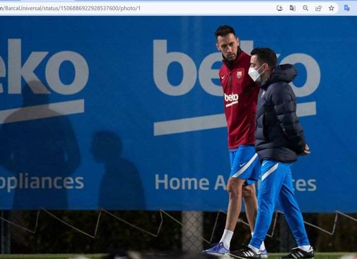 Pelatih Barcelona, Xavi Hernandez, saat berbincang dengan Sergio Busquets dalam sebuah sesi latihan.