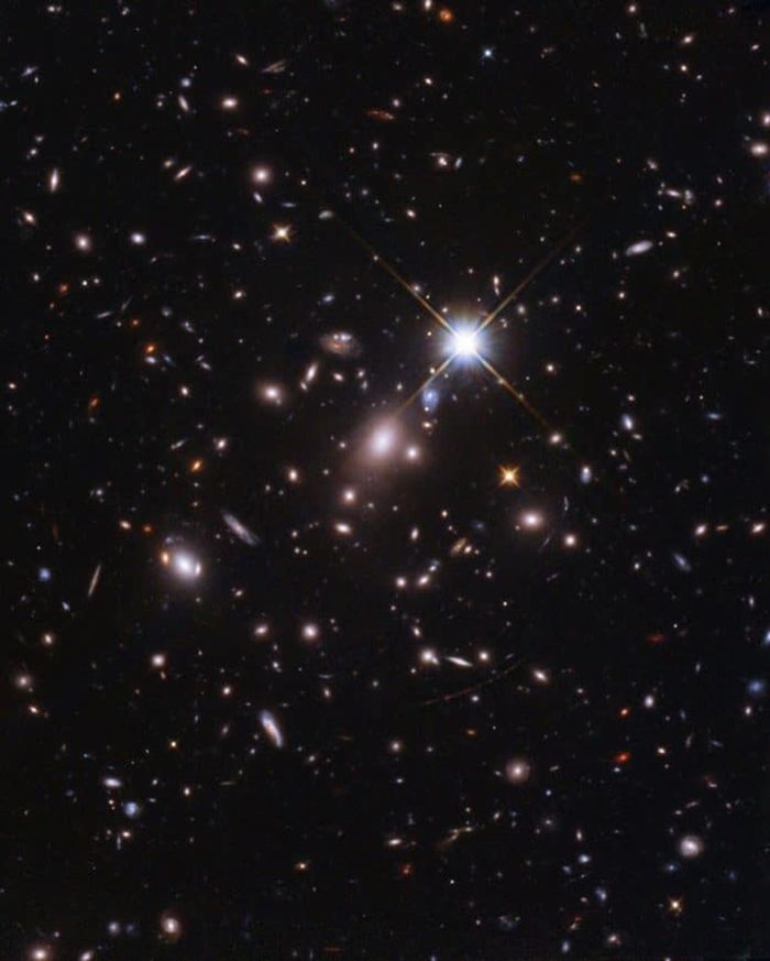 Cahaya bintang yang ada dalam miliaran tahun pertama setelah kelahiran Semesta dalam Big Bang (pada pergeseran merah 6,2) – bintang tunggal paling jauh yang pernah dilihat. Ini menetapkan target utama untuk James Webb Space Telescope di tahun pertamanya.